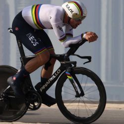 Filippo Ganna del equipo IneosGrenadiers pedalea durante la segunda etapa del Tour en bicicleta por los EAU desde la isla al-Hudayriyat hasta la isla al-Hudayriyat. AFP | Foto:AFP