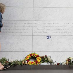 Un miembro del público mira los nombres de las 185 personas que murieron en el terremoto de 2011, durante el servicio conmemorativo nacional por su décimo aniversario en Christchurch. AFP  | Foto:AFP