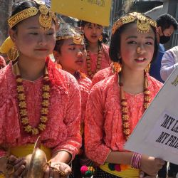 Niñas indias nepalesas vestidas con atuendos tradicionales participan en un mitin para rendir homenaje a los mártires del movimiento de lengua bengalí de 1952 en el Día Internacional de la Lengua Materna, en Siligur. AFP | Foto:AFP