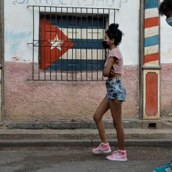 Jóvenes con mascarillas como medida de precaución contra la propagación del nuevo coronavirus, COVID-19, caminan en La Habana. AFP | Foto:AFP