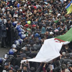 Los argelinos se manifiestan en la capital, Argel. Marcando el segundo aniversario del movimiento de protesta antigubernamental "Hirak" del país.AFP | Foto:AFP