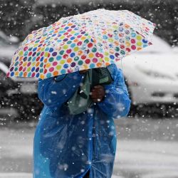 Una mujer con un paraguas camina durante las nevadas en la Ciudad de Nueva York. AFP | Foto:AFP