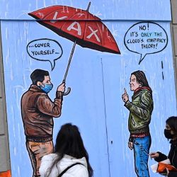 Los peatones pasan por una obra de arte callejero del artista callejero italiano Mauro Pallotta, también conocido como Maupal, en el barrio Naviglio de Milán. AFP | Foto:AFP