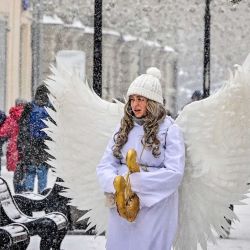 Una mujer vestida como un ángel, camina bajo la nieve en una calle del centro de Moscú. AFP | Foto:AFP