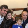 Carlos Menem con sus hijos y nietos