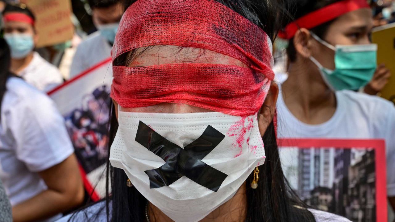 Un manifestante usa una máscara y una venda en los ojos mientras los migrantes de Myanmar en Tailandia se manifiestan contra el golpe militar en su país de origen. AFP | Foto:AFP