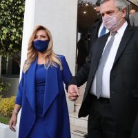 Fabiola Yáñez y el vestido azul que se robó las miradas en su paso por México