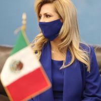 Fabiola Yáñez y el vestido azul que se robó las miradas en su paso por México