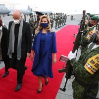 Fabiola Yáñez y el vestido azul que se robó las miradas en su paso por México