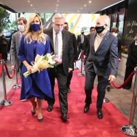 Fabiola Yáñez y el vestido azul que se robó las miradas en su paso por México