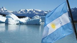 El izamiento de la bandera argentina en la Antártida marcó un hito histórico mundial.