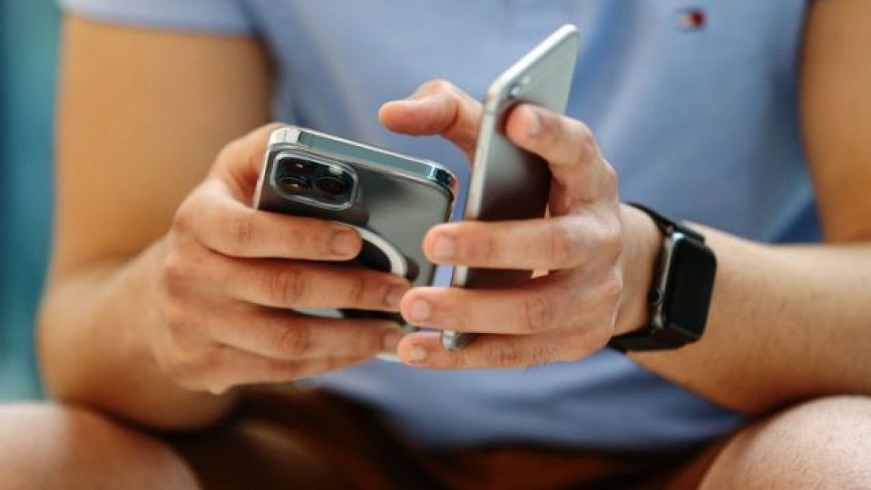 Apple ha estado desarrollando el accesorio durante al menos un año y su lanzamiento está programado para los meses posteriores al lanzamiento de la línea iPhone 12, según personas con conocimiento del producto.