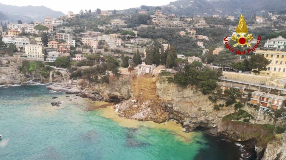 El cementerio está situado sobre la línea de costa de la ciudad, a unos 50 metros sobre el nivel del mar.