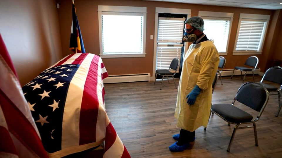 El virus llegó a todos los rincones de Estados Unidos, devastando ciudades densas y condados rurales por igual. Hasta ahora, aproximadamente uno de cada 670 estadounidenses murió a causa de la enfermedad.
