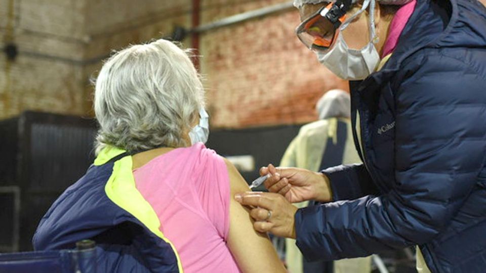 Muchos adultos mayores pudieron vacunarse, pero otros siguen esperando.
