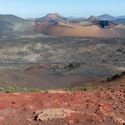 Los paisajes lunares de las Montañas de Fuego volcánicas, en el corazón del Parque Nacional Timanfaya, se pueden recorrer en vehículos especialmente acondicionados. Foto: Andreas Drouve/dpa