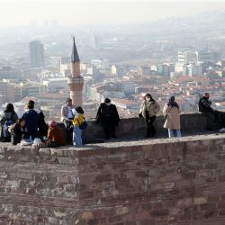 La gente disfruta de la vista de la ciudad mientras visita el Castillo de Ankara (Ankara Kalesi) en Ankara. Algunos de los edificios del Castillo de Ankara datan del siglo VII. | Foto:AFP