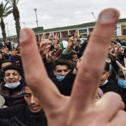 Los policías son vistos al margen mientras los estudiantes corean consignas mientras se manifiestan en el centro de la capital de Argelia, Argel, un día después del segundo aniversario del movimiento de protesta "Hirak". | Foto:AFP