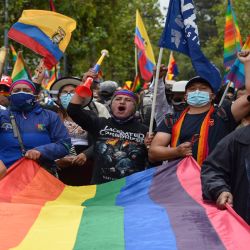 Simpatizantes del candidato presidencial ecuatoriano por el movimiento Pachakutik, Yaku Pérez, participan en una marcha hacia el Consejo Nacional Electoral en Quito.  | Foto:AFP