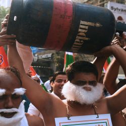 Los activistas del partido del Congreso gritan consignas contra el gobierno sindical líder del Partido BharatiyaJanata (BJP) y el primer ministro NarendraModi y el reciente aumento del precio del combustible en Calcuta India.  | Foto:AFP