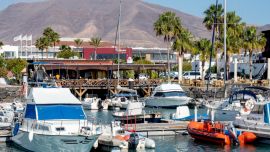 En la Marina Rubicón abundan los pequeños restaurantes. Foto: Andreas Drouve/dpa