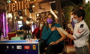El bar, ubicado en Tel Aviv, funcionó como centro de vacunación contra el coronavirus.