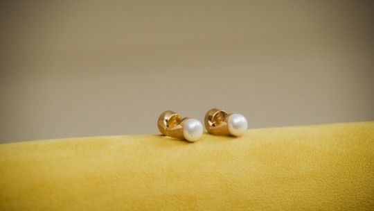 Parecen simples aros de perlas pero dentro del espacio blanco tienen miniparlantes y micrófonos para dar comandos de vos. Se conectan al celular por Bluetooth.