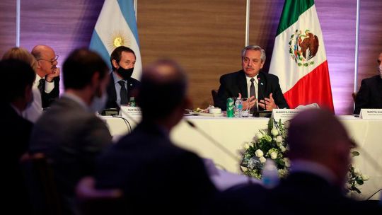 Martín Guzmán acompaña al presidente Alberto Fernández por su gira en México.