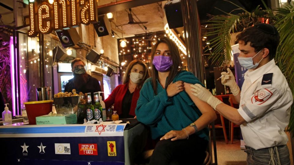 El bar, ubicado en Tel Aviv, funcionó como centro de vacunación contra el coronavirus.