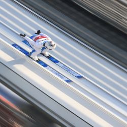 La canadiense Natalie Eilers vuela por el aire durante la primera ronda del evento de salto de esquí femenino HS106 en el Campeonato Mundial de Esquí Nórdico FIS en Oberstdorf, en el sur de Alemania. | Foto:AFP