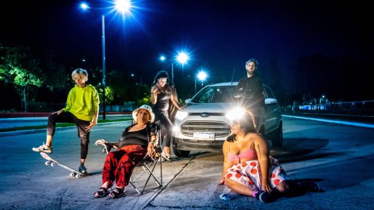 Iluminada por autos, la singular propuesta italiana Comizi D'Amore abrirá el festival.