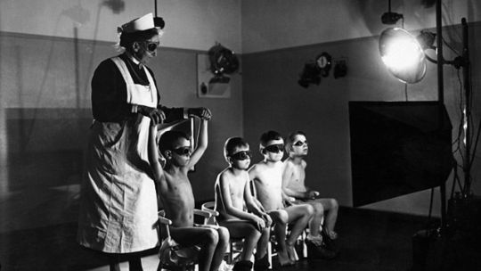 Una treintena de instituciones especiales (en Alemania y otros nuevas países) fueron convertidas en "granjas" nazis para la procreación de los hombres de las SS y como casas para las madres solteras alemanas.