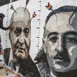 El rey Juan Carlos junto a Franco en una pintada callejera.  | Foto:DPA