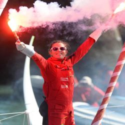 La capitana británica Samantha Davies sostiene bengalas mientras celebra su llegada a bordo de su Imoca 60 Initiative Coeur, después de la regata en solitario de la Vendée Globe alrededor del mundo, en Les Sables-d'Olonne, en el oeste de Francia. | Foto:AFP