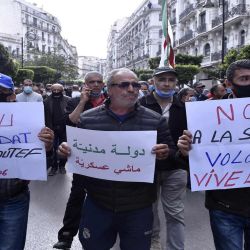 Manifestantes antigubernamentales argelinos participan en una manifestación en la capital, Argel. | Foto:AFP