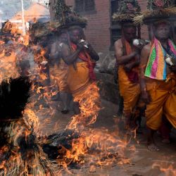 Los devotos hindúes participan en una procesión religiosa durante el festival MadhavNarayan de un mes de duración, en el que mujeres casadas y solteras observan el ayuno con la esperanza de una vida próspera y felicidad conyugal, en Bhaktapur, en las afueras de Katmandú.  | Foto:AFP