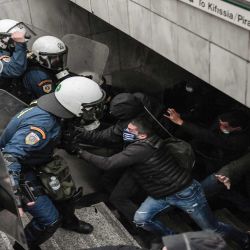 Unidades de la policía antidisturbios luchan contra los manifestantes al borde del metro, durante una manifestación en apoyo del sicario de extrema izquierda convicto, DimitrisKoufodinas, en Atenas. | Foto:AFP