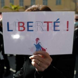 Un manifestante sostiene un cartel que dice "Libertad" durante una manifestación para protestar contra las medidas sanitarias implementadas para frenar la propagación del Covid-19.  | Foto:AFP