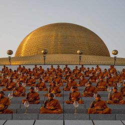 Los monjes budistas asisten a las celebraciones de MakhaBucha en WatDhammakaya, al norte de Bangkok. | Foto:AFP