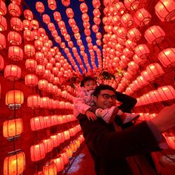 La gente toma fotos junto a una exhibición de linternas decoradas con luces durante el Festival de los Faroles, que marca el final de las celebraciones del Año Nuevo Lunar en Taiyuan, en la provincia de Shanxi, en el norte de China.  | Foto:AFP