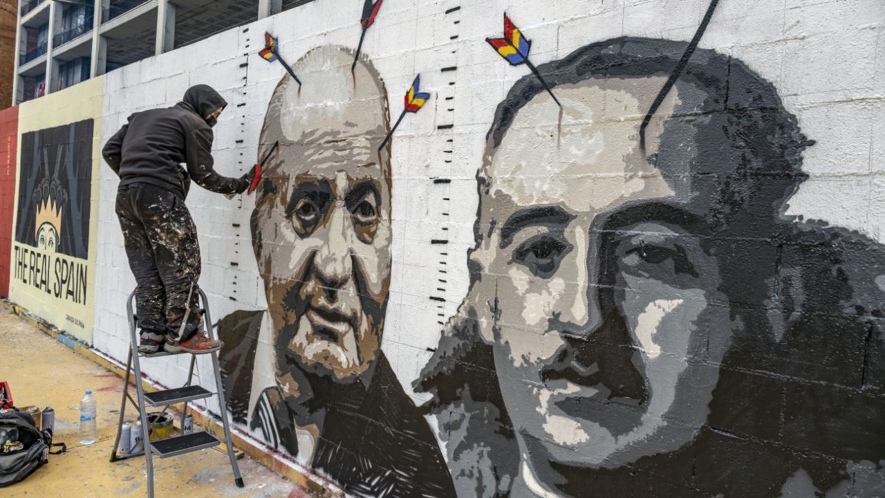 El rey Juan Carlos junto a Franco en una pintada callejera.  | Foto:DPA