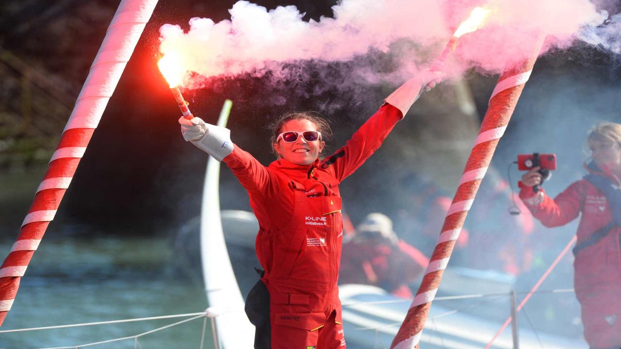 La capitana británica Samantha Davies sostiene bengalas mientras celebra su llegada a bordo de su Imoca 60 Initiative Coeur, después de la regata en solitario de la Vendée Globe alrededor del mundo, en Les Sables-d'Olonne, en el oeste de Francia. | Foto:AFP