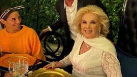 La chiqui festejando sus 94 con familia, amigos y protocolos