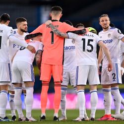 Los jugadores de Leeds se apiñan antes del partido de fútbol de la Premier League inglesa entre Leeds United y Aston Villa en Elland Road en Leeds, en el norte de Inglaterra, el 27 de febrero de 2021. | Foto:AFP