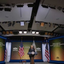 La vicepresidenta Kamala Harris habla en la Casa Blanca durante una celebración virtual del Mes de la Historia Negra el 27 de febrero de 2021 en Washington, DC. El congresista Steny H. Hoyer (D-MD) anunció hoy la 40ª celebración virtual anual del Mes de la Historia Afroamericana. Tasos Katopodis / Getty Images | Foto:AFP