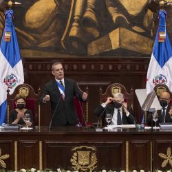 El presidente dominicano Luis Abinader pronuncia un discurso durante una ceremonia celebrada el Día de la Independencia en la Asamblea Nacional en Santo Domingo, el 27 de febrero de 2021. | Foto:AFP