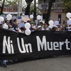Personas participan en una marcha de protesta en Acarigua, Venezuela, el 27 de febrero de 2021, exigiendo seguridad y justicia pocos días después de que tres jóvenes fueran asesinadas en diferentes lugares del estado Portuguesa | Foto:AFP