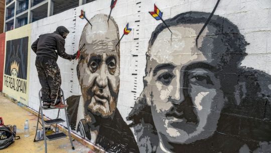 El rey Juan Carlos junto a Franco en una pintada callejera.