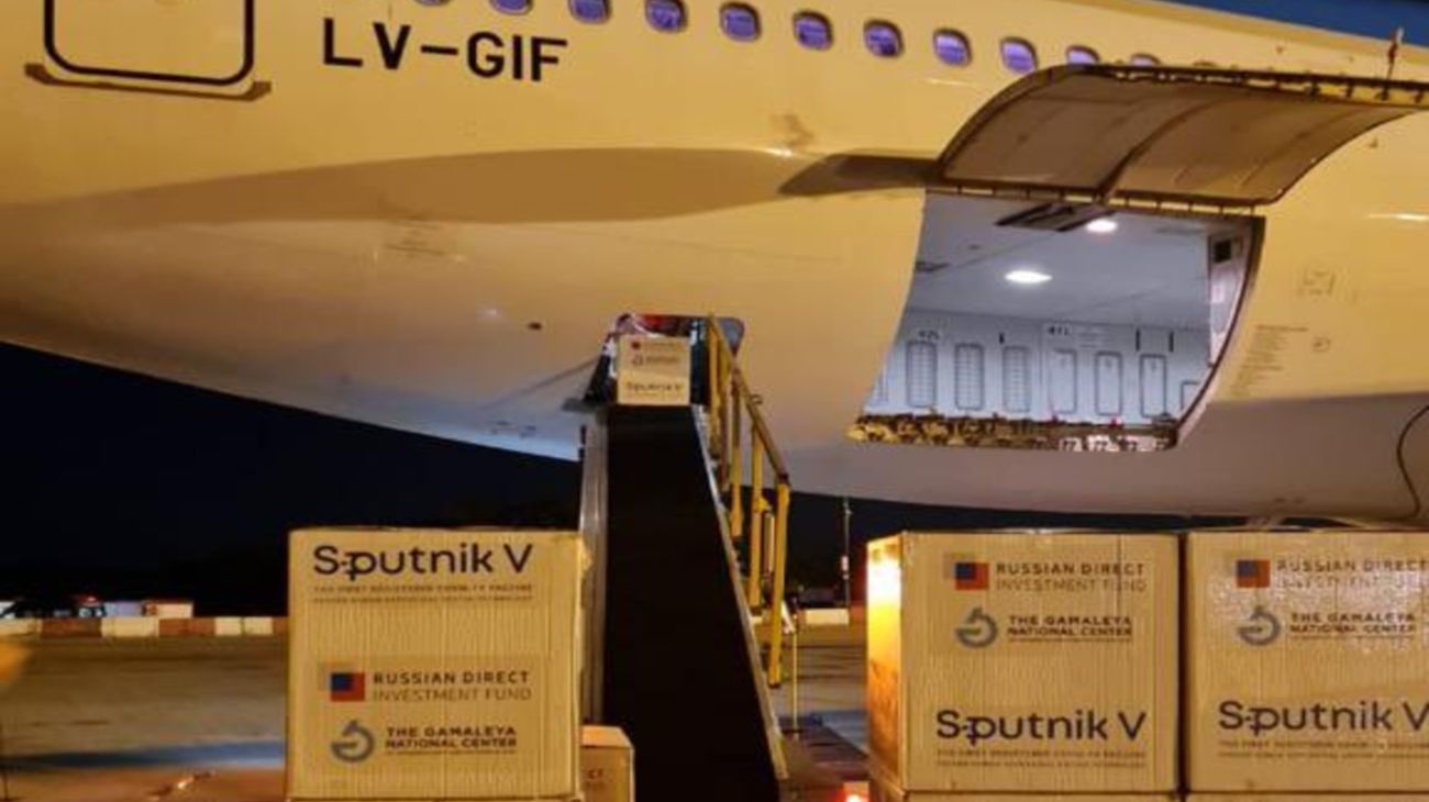 Aterrizó un vuelo de Aerolíneas con más de medio millón de dosis de Sputnik V | Perfil