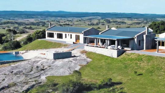 Refugio. En enero de 2020, Susana invitó a La Tertulia a posibles compradores; se ofrecía a US$ 4 millones. Una interesante propiedad pero demasiado lejos y aislada para los habitués de Punta del Este.
